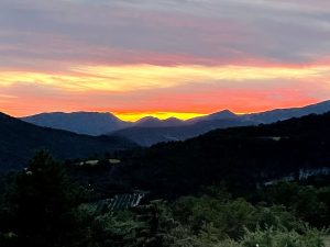 Vue depuis les gîtes du Rocher Roux en Drôme provençale Gîte Drôme provençale