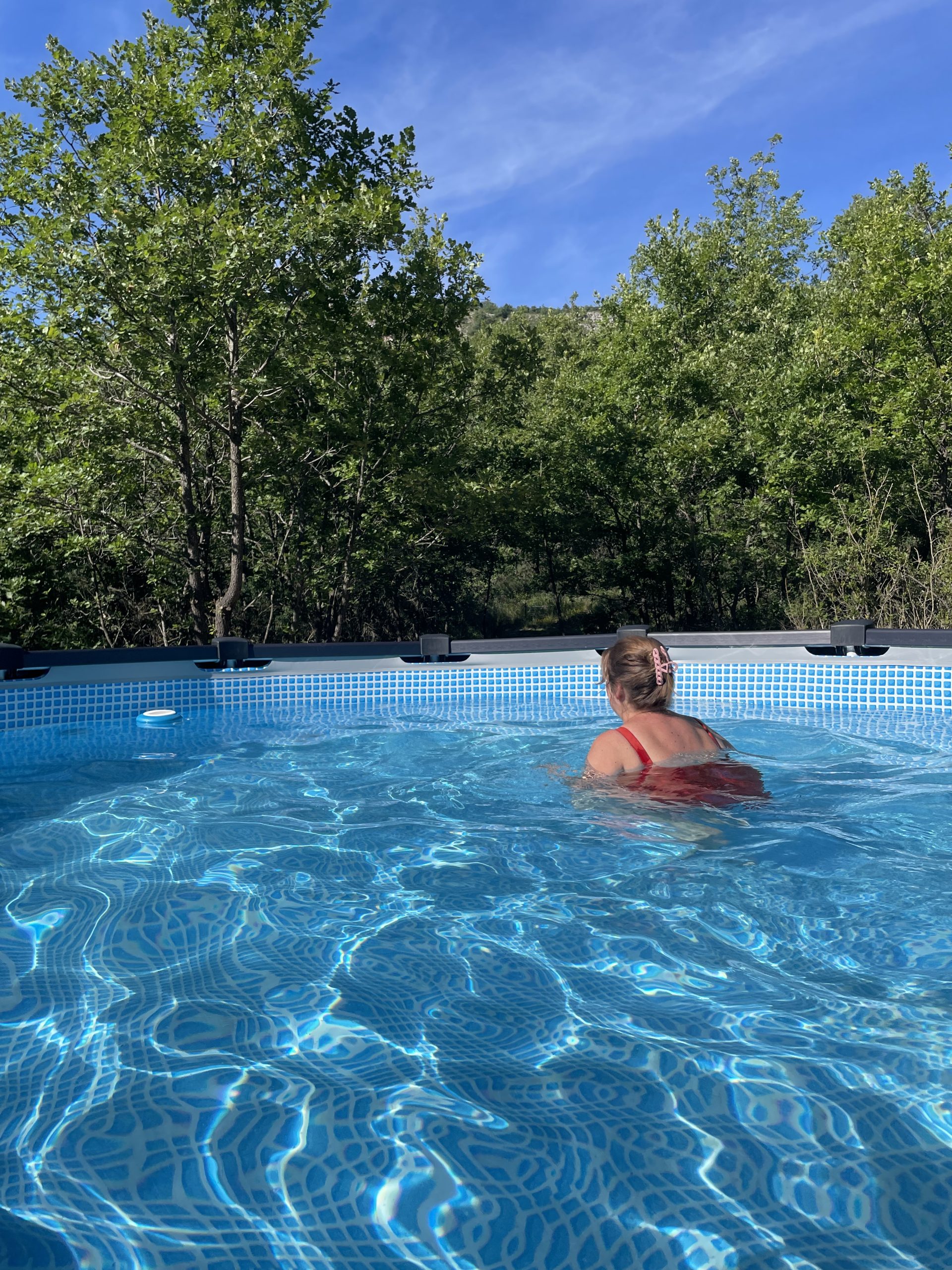 Jolie piscine hors sol pour vous rafraîchir