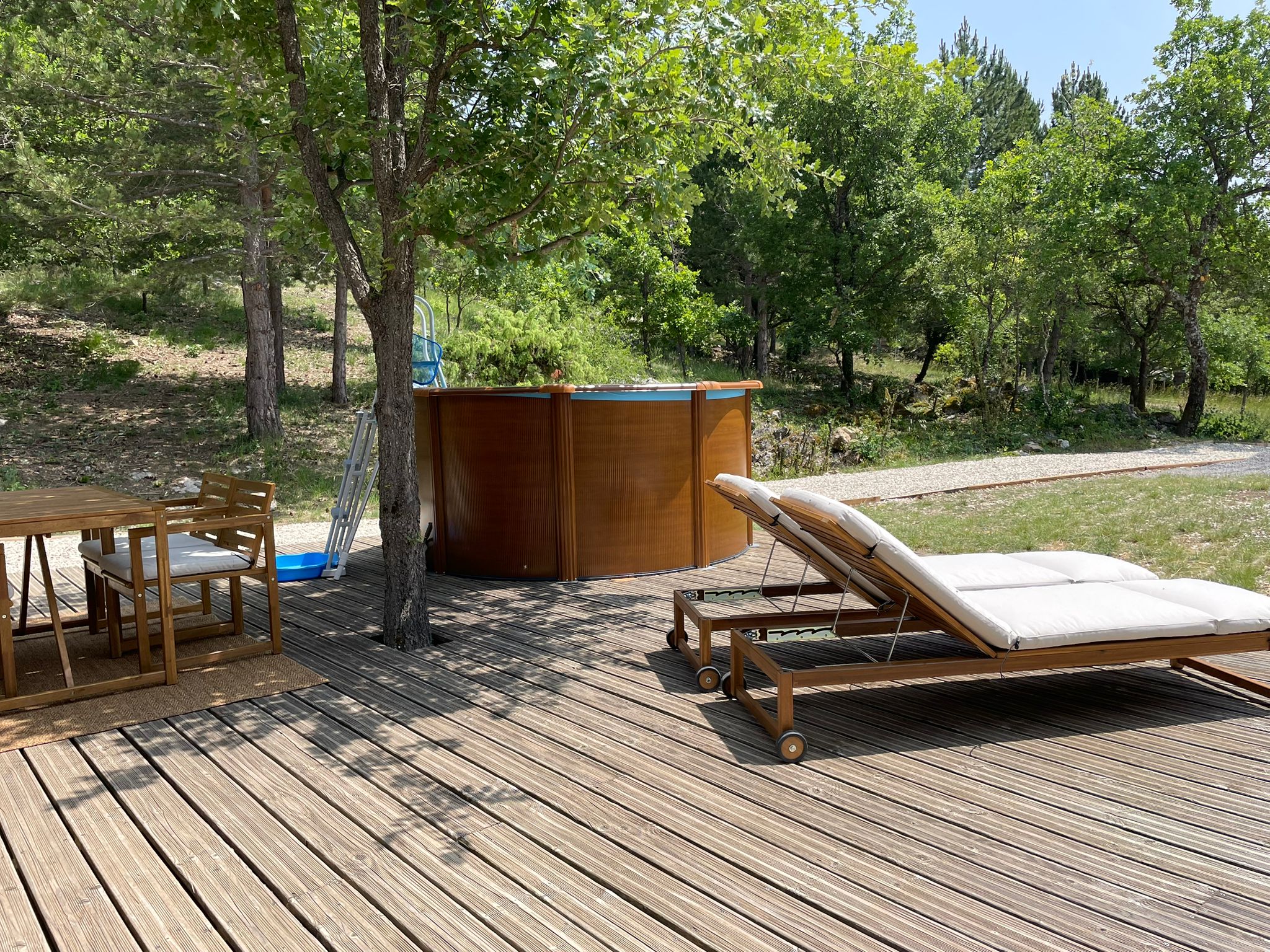 Terrasse avec petite piscine privée Gîte avec grande terrasse