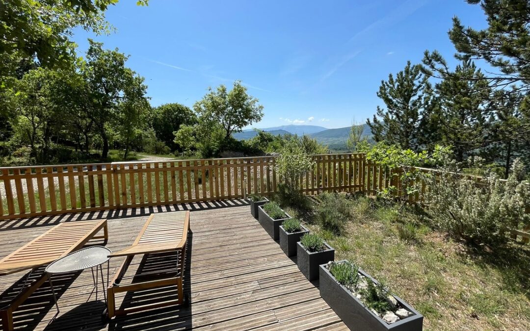 Terrasse et jardin clôturé pour des vacances en toute sérénité